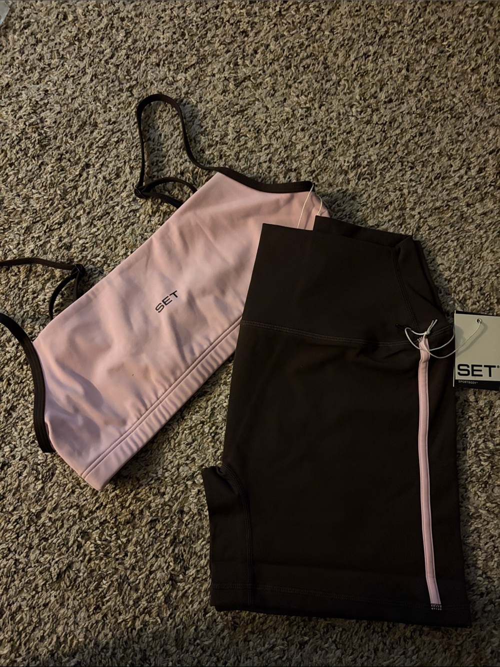 SET ACTIVE SPORTY 90S BRA AND SHORT SET. SIZE L!